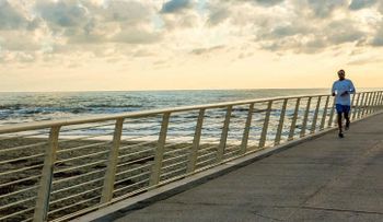 Riesgos y beneficios de correr por la playa