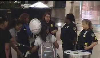 Padres enfrentan mujer que trató de secuestrar a su hijo de 6 años en un aeropuerto