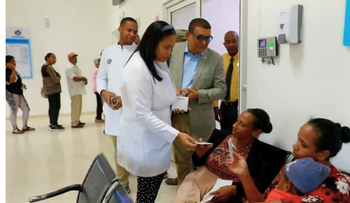 Gobierno entrega bono navideño a instituciones de salud