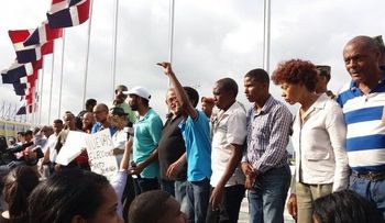 Realizan cadena humana frente JCE y piden anular elecciones 