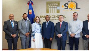 Gobernador Valdez Albizu recibe directiva CODIA para analizar economía dominicana y sus perspectivas
