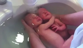 Conmovedor video de unos gemelos recién nacidos tomando un baño