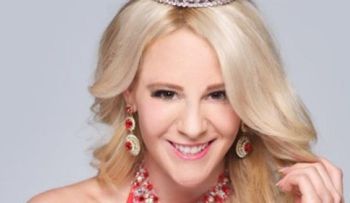 Una inspiradora reina de belleza que no esconde sus cicatrices