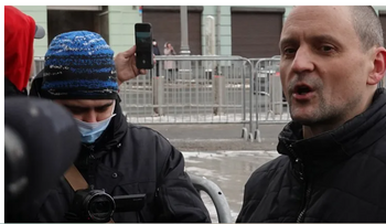 Opositor ruso inicia huelga de hambre tras condena a seis años