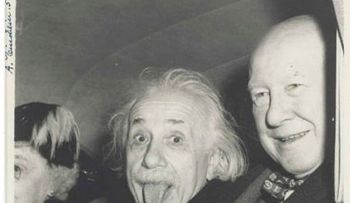 Albert Einstein y su histórica fofo con la lengua afuera; le gustó tanto que ordenó sacar nueve copias