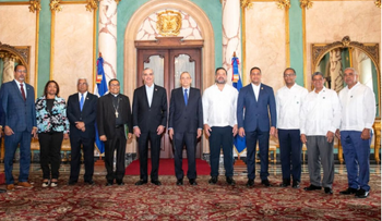 Luis Abinader juramenta comité del Jardín Botánico