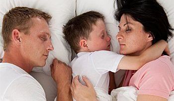 ¿Es malo que los niños duerman con los padres?