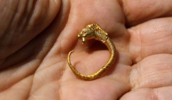 Arqueólogos desvelan un pendiente de 2.200 años hallado en Jerusalén