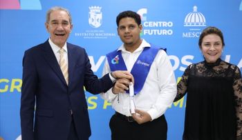 "Mescyt gradúa 41 jóvenes en inglés y ampliará programa a Centro Futuro."