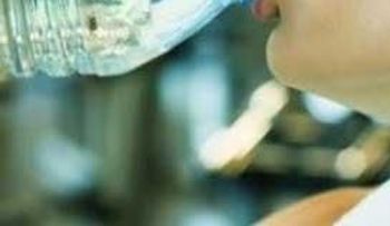 Expertos recomiendan no reutilizar las botellas de agua ¿Por qué? 