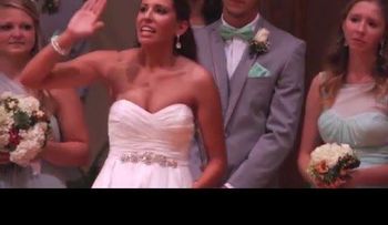 La novia abandonó el altar en la ceremonia, pero presta mucha atención a sus manos (VIDEO)