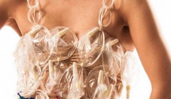 Diseñan vestido con condones para concienciar sobre el Sida
