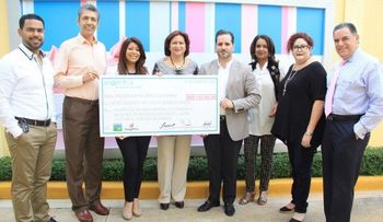 Yogen Fruz entrega donativo para detección cáncer de mama 