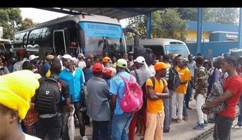 Danilo: Conatra no puede impedir a los haitianos montarse en sus unidades 