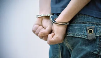 Detienen adolescente en una escuela de Inglaterra que apuñaló maestro