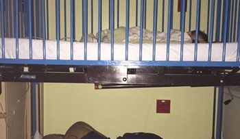 La conmovedora foto de un padre que duerme bajo la cuna de su hijo enfermo