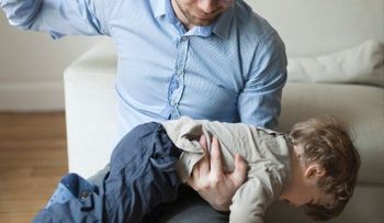 Dar nalgadas como castigo podría afectar el cerebro de los niños