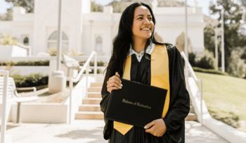 EE. UU. investiga becas de cinco universidades a "soñadores" e indocumentados
