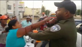 Someten a la Justicia mujer agredió agente de la DIGESETT en Santiago