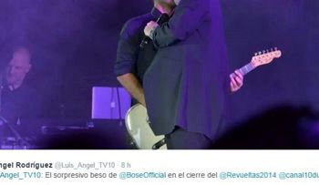 Miguel Bosé besa guitarrista en la boca (Video)