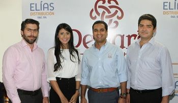 Elías Distribución premia al ganador de la promoción â??Dewarâ??s Te Hace Millonario