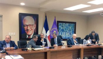 Presidente Danilo Medina y el exmantario Leonel Fernández encabezan reunión del CP del PLD 