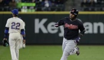 Edwin Encarnación dispara dos cuadrangulares y empuja tres carreras; Mike Leake lanza siete innings