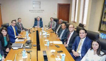 Gobernador Valdez Albizu y ministro de Agricultura evalúan desempeño de este sector
