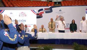 Abinader juramenta 865 nuevos agentes para fortalecer control migratorio a nivel nacional