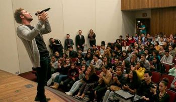 David Bisbal a estudiantes: luchen cada día 