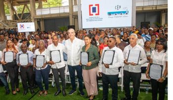 Abinader entrega 1,099 títulos de propiedad en SDO