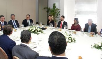 Leonel y empresarios intercambian impresiones sobre temas de la agenda nacional 