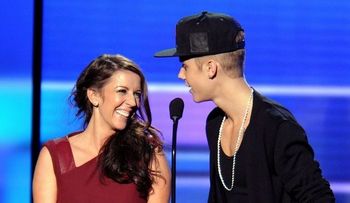 Madre de Justin Bieber clama al mundo que rece por él