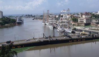 Puente flotante cerrado por cruce de barcaza