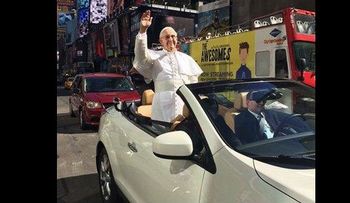 Figura de cera del papa pasea en Nueva York y causa confusión