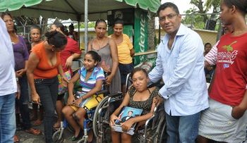 Niños  de La Entrada en Nagua, reciben mascotas 