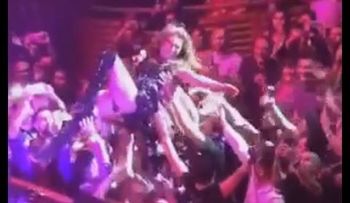 Thalía se lanza al público y miren como salió (VIDEO)