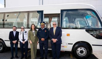 Banreservas dona minibús al Cuerpo de Bomberos del Distrito Nacional