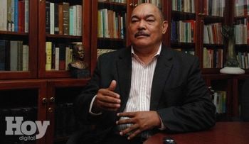 De rodillas Ramón Alburquerque pide a Hipólito no hablar todo lo que se le ocurra