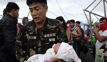 Saquean almacén de arroz en Filipinas