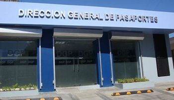 Usuarios se quejan Pasaporte exija acta de nacimiento legalizada para renovar documento