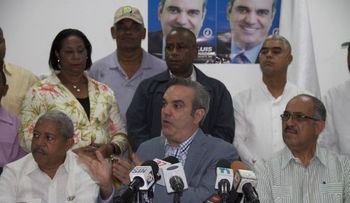Luis Abinader prometió un gran aumento salarial para los policías y militares