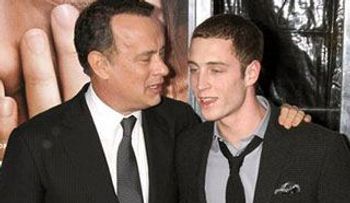 Hijo de Tom Hanks con problemas de drogas, ingresa a centro rehabilitación