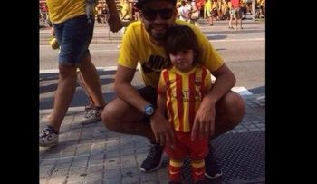 Gerard Piqué y Milan celebran 'El día de Cataluña' uniformados.