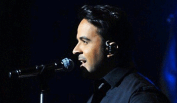 Luis Fonsi romántico y sensual en el Teatro Nacional