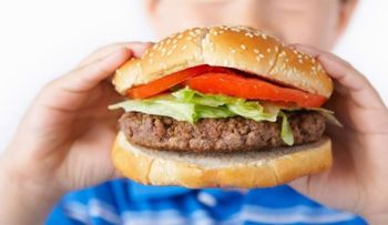 Niño de 8 años que aprendió a manejar en youtube conduce camioneta a McDonald  