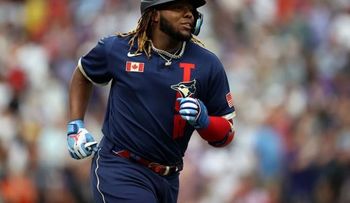 Vlady le dedica el premio a su padre Vladimir Guerrero. "Papá, esto es para ti"
