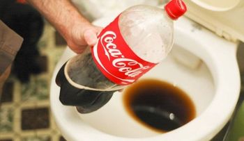 Video: Coca-Cola, una excelente solución para limpiar el inodoro