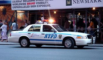 Policía NY persigue 4 sospechosos atracaron dominicanas en vecindario criollo