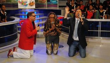 Fefita vuelve arrodillarse para pedir visa a EUUU; y Acroarte entregarle el Gran Soberano